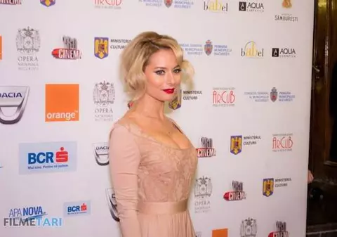 Laura Cosoi S-A FOTOGRAFIAT LA WC ŞI A PUS POZA PE INTERNET! Uite cum au reacţionat fanii | FOTO ÎN ARTICOL