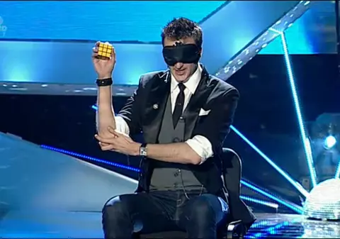 Număr senzaţional al "Magicianului", la "Românii au talent"! A rezolvat o faţă a cubului Rubik, cu ochii acoperiţi