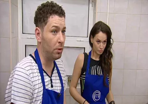 Se naște o idilă? "Noua casnică" de la "MasterChef", în tandrețuri cu un alt concurent. Uite în ce ipostază compromițătoare au fost surprinși