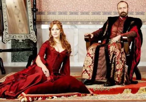 MOTIVUL pentru care sultana HURREM trebuie să-l SEDUCĂ în permanență pe SULEYMAN! Află de la Meryem Uzerli de ce trebuie să facă asta!