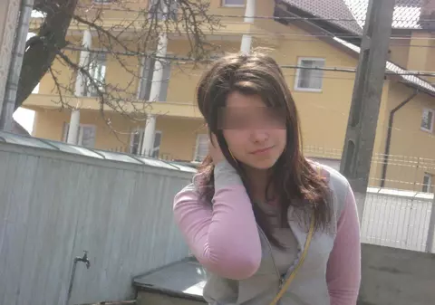 ŞOCANT: O elevă a fost înjunghiată şi incendiată de fostul iubit în plină stradă