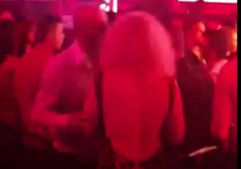 OANA LIS se distrează cu DOI BĂRBAŢI! VIDEO EXCLUSIV