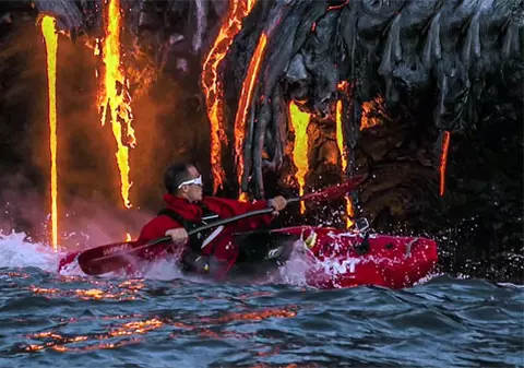 Incredibil! Au vâslit până lângă un râu de lavă - VIDEO