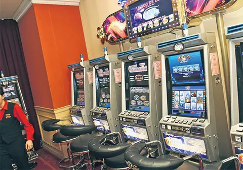 O bătrână de 70 de ani a ajuns de la păcănele la spital