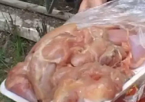 Carne stricată, vândută într-un hypermarket din Deva? O hunedoreancă susţine că a cumpărat pulpe alterate, deşi erau încă în termen | FOTO