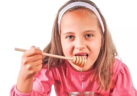 Copilul tău răceşte uşor? Fortifică-i imunitatea cu miere şi propolis