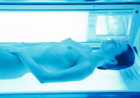 O femeie a ajuns la spital, DUPĂ CINCI MINUTE LA SOLAR!