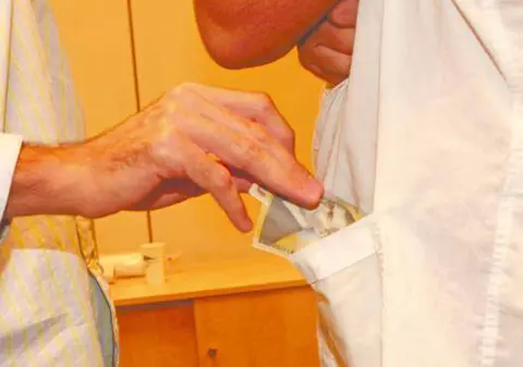 Doctoriţă reținută după ce a cerut șpagă pentru a prelungi o pensie 