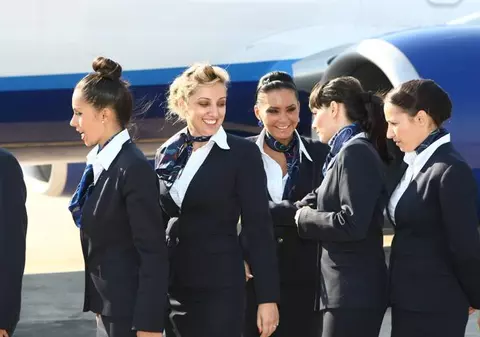 Te-ai angaja ca stewardeză cu leafă lunară de 1.500 de euro? Vezi  cine caută oameni în România 