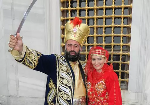 COLECȚIE de HAINE INSPIRATĂ de ”SULEYMAN MAGNIFICUL”. Vezi ce designer a avut această idee! 