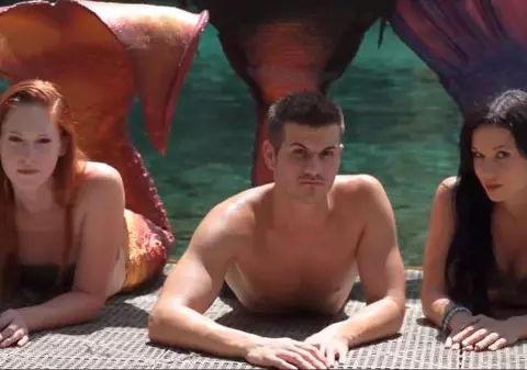 «Bărbatul-sirenă» a transformat o obsesie ciudată într-o afacere de succes - VIDEO