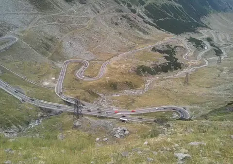 Traficul pe Transfăgărăşan a fost blocar din cauza unei alunecări de teren