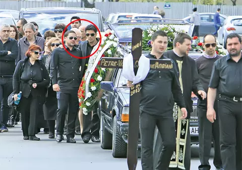 Fraţii Lucian şi Augustin Viziru s-au îmbărbătat la înmormântare! Şi-au condus tatăl pe ultimul drum!