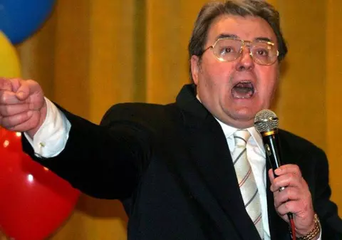 REVOLTĂ în PRM! Vezi ce ACUZAŢII i se aduc lui Corneliu Vadim Tudor!