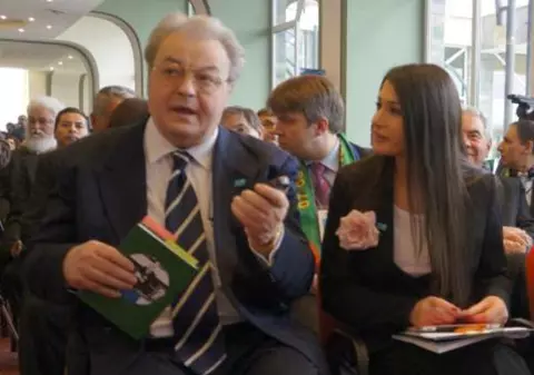 ANUNŢ SURPRINZĂTOR! Vadim se oferă să-i fie naş copilului Elenei Băsescu! Vezi la ce NUME NĂSTRUŞNICE s-a gândit!