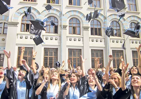 Uraaa! Ultima zi de şcoală! Absolvenţii de liceu şi de facultate şi-au luat ieri adio de la colegi şi profesori