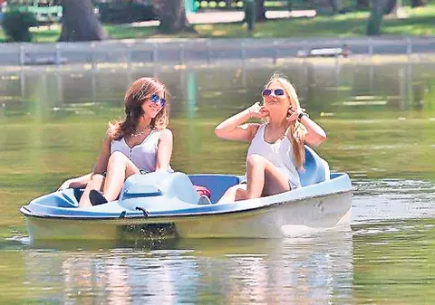 Fetele din trupa Lala Band s-au relaxat în Cișmigiu! FOTO