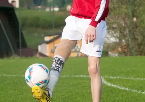 PREMIERĂ ÎN FOTBAL! Un sportiv cu piciorul AMPUTAT va juca CU O PROTEZĂ! FOTO