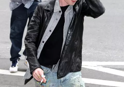 S-a lăsat de droguri, dar fumează TREI PACHETE de ŢIGĂRI PE ZI!  Actorul din "Singur acasă", în pericol de CANCER PULMONAR!