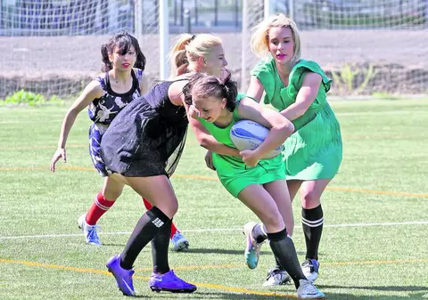 Hârjoană în rochii - FOTO