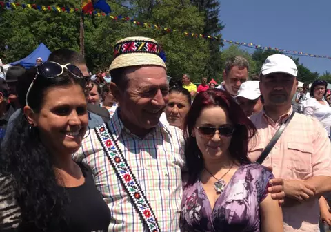 Traian Băsescu, AŞA CUM NU L-AI VĂZUT NICIODATĂ!  Iată-l cu CLOP şi TRAISTĂ TRADIŢIONALĂ! FOTO