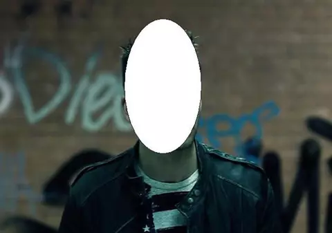 Un CUNOSCUT ARTIST român, SURPRINS ÎN POZIŢII INDECENTE CU UN ALT BĂRBAT! FOTO