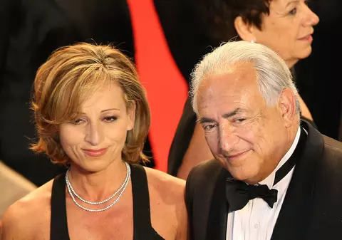 După ce a agresat o cameristă într-un hotel, Dominique Strauss-Kahn ŞI-A GĂSIT LINIŞTEA în braţele unei femei mai tinere cu 20 de ani! Iată cât de DECOLTATĂ a defilat NOUA IUBITĂ la Cannes! FOTO