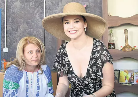 Cu ce decolteu a dat Andreea Marin de mâncare săracilor!