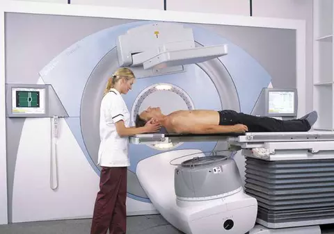 Pacienţii bolnavi de cancer pot beneficia de radioterapie la privat decontată de CNAS