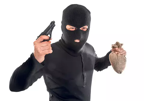 Bonnie şi Clyde de România! A jefuit un bătrân ca să fugă cu iubita în lume