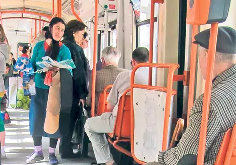 Vând bustiere şi linguri în tramvaie! Mijloacele de transport în comun din Capitală au ajuns loc de afaceri pentru comercianţii ambulanţi | FOTO