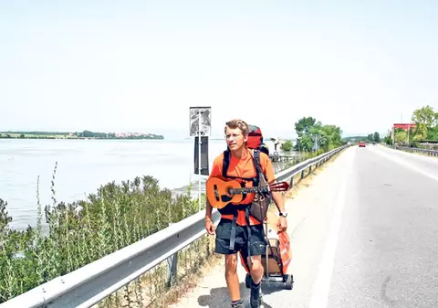 Din dragoste, a luat-o la picior pe cursul Dunării! Un puști din Germania străbate mii de kilometri până la Odessa, unde se află iubita lui