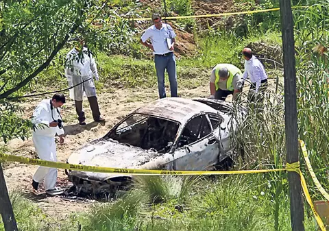 Cadavre carbonizate, în maşina incendiată