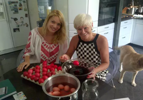 Valentina Pelinel a vopsit ouă cu Monica Tatoiu!