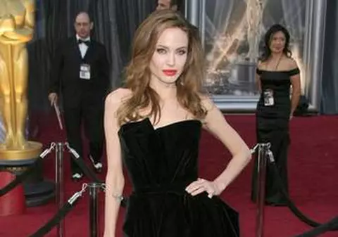 Angelina Jolie aruncă BOMBA! Actriţa plănuieşte o nouă operaţie care îi va ciunti feminitatea
