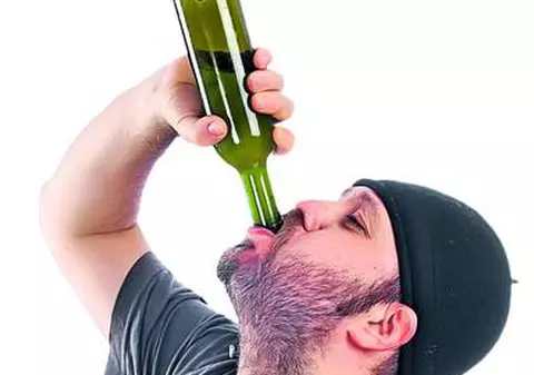 Cum pot fi convinşi adolescenţii să nu mai bea bere cu alcool? CNA are răspunsul într-o campanie