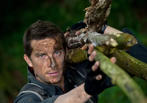 Imaginea care a ŞOCAT ÎNTREG INTERNETUL! Bear Grylls, "Supravieţuitorul" de la Discovery, A ÎNGROZIT cu un PICIOR MUŞCAT de un ŞARPE VENINOS!