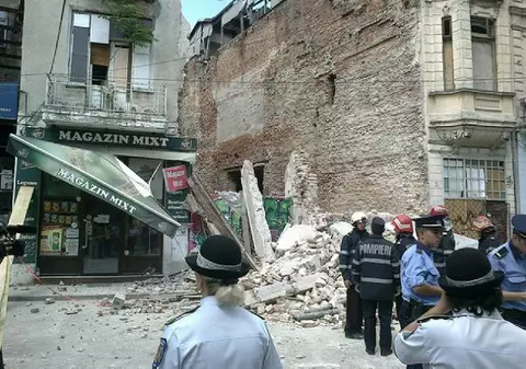 Uluitor, a fost pusă la pământ într-o clipă! O clădire din Centrul Vechi al Capitalei s-a prăbuşit