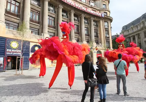 Actori din 6 ţări fac spectacol în centrul Capitalei | FOTO