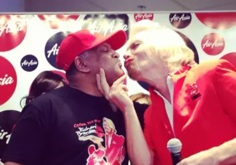 Este MILIARDAR, însă a PIERDUT UN PARIU şi a fost nevoit să-l respecte chiar dacă TOŢI AU RÂS DE EL! FOTO