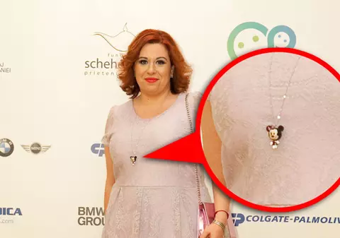 Oana Roman, cu Minnie Mouse la gât | FOTO