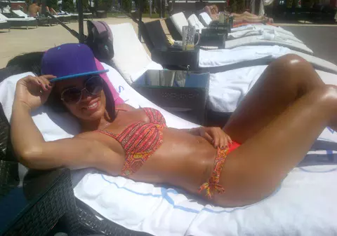 Ipostaze fierbinţi ca o zi caniculară! Adelina Pestriţu a ieşit la plajă şi s-a făcut braziliancă l FOTO