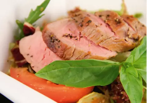 Muşchiuleţ de porc "Trio pepper'' şi salată cu dressing de busuioc (4 porţii)