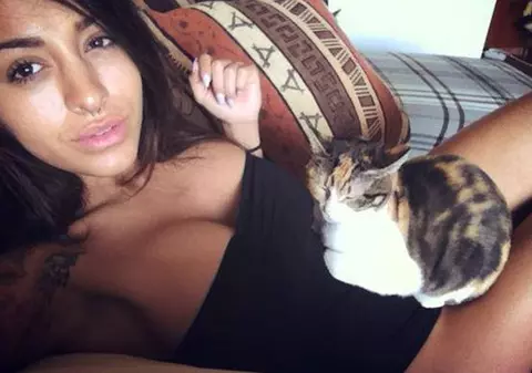 Ruby pozează fără chiloţi dis-de-dimineaţă. Vine căldura, apare vara, jos lenjeria…