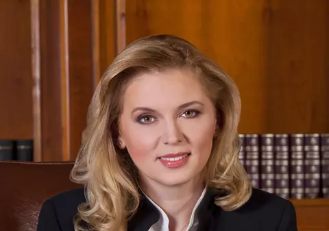 Vezi cui vor să dea două frumoase pedeliste 200 lei