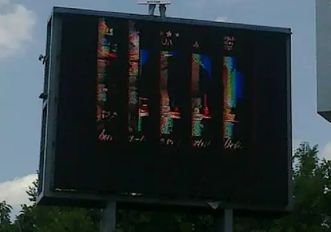 Susţine că a fost păcălit de bancă şi a găsit rezolvarea! S-a căţărat pe un panou publicitar şi vrea să se sinucidă