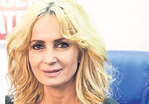 Daniela Gyorfi îşi taie nasul