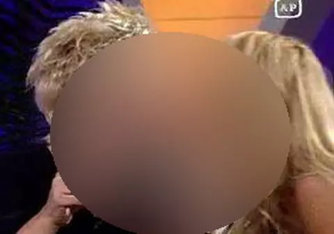 Două VEDETE din România MIMEAZĂ UN SĂRUT. Vezi cine sunt cele două blonde