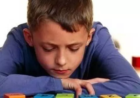 ÎNGROZITOR! Un copil autist a murit după ce a fost bruscat de mama sa