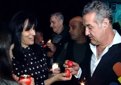 Gigi Becali a făcut SPECTACOL la slujba de ÎNVIERE! A luat microfonul şi a cântat ALĂTURI DE PREOŢI